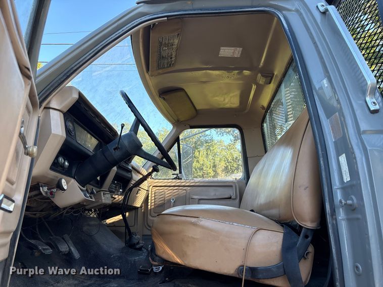 image for item EA6995 1985 Ford F700 dump flatbed truck