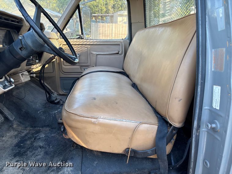 image for item EA6995 1985 Ford F700 dump flatbed truck