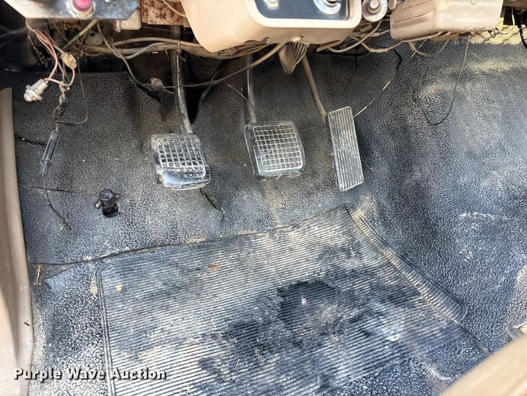 image for item EA6995 1985 Ford F700 dump flatbed truck