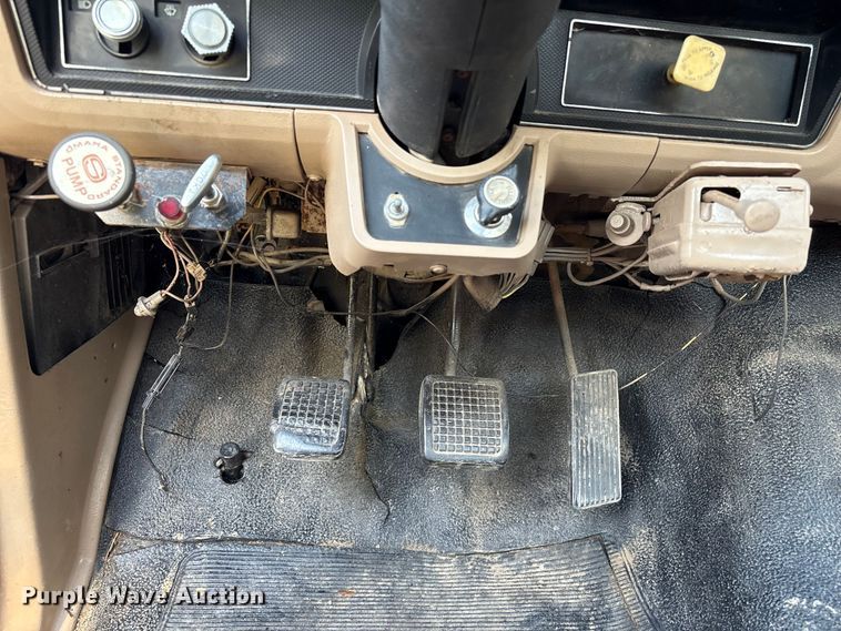 image for item EA6995 1985 Ford F700 dump flatbed truck