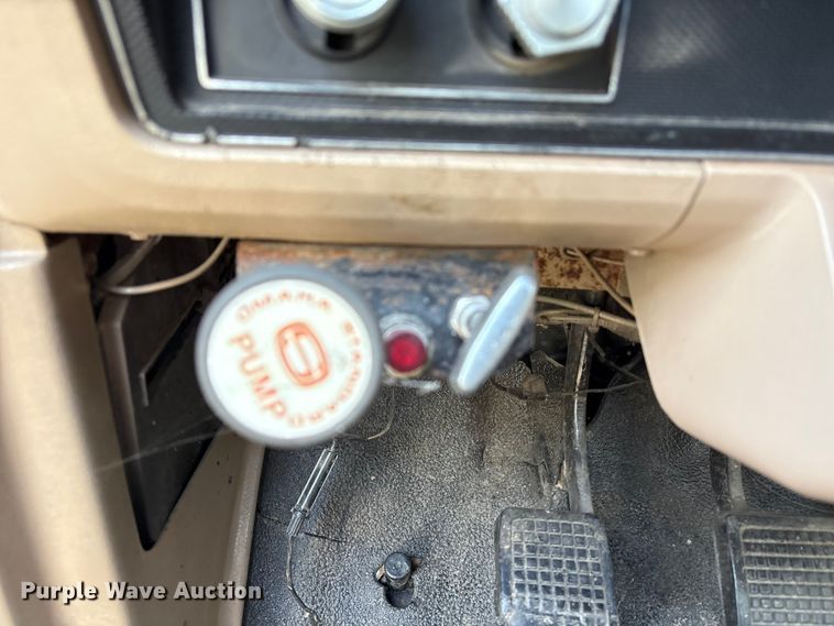 image for item EA6995 1985 Ford F700 dump flatbed truck