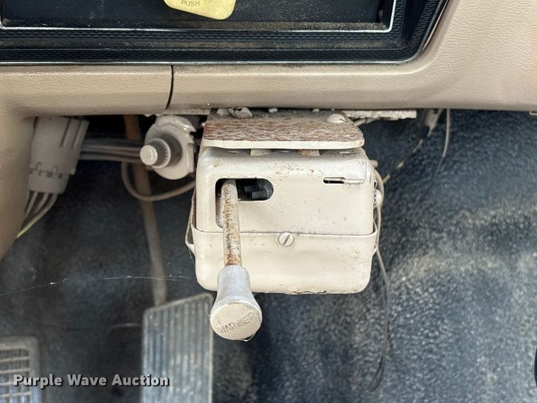 image for item EA6995 1985 Ford F700 dump flatbed truck