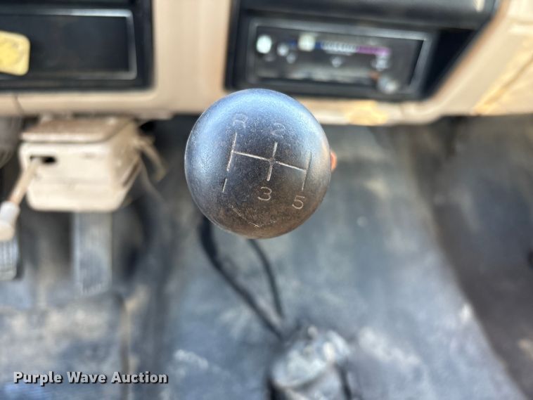 image for item EA6995 1985 Ford F700 dump flatbed truck