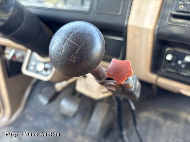 image for item EA6995 1985 Ford F700 dump flatbed truck