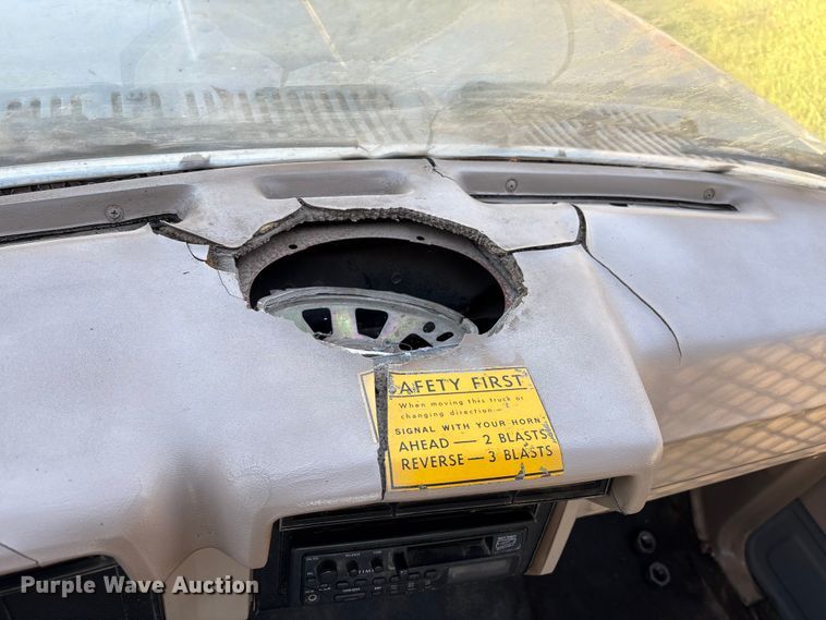 image for item EA6995 1985 Ford F700 dump flatbed truck