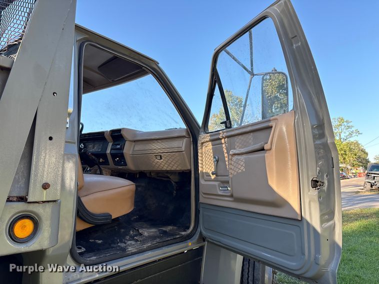 image for item EA6995 1985 Ford F700 dump flatbed truck