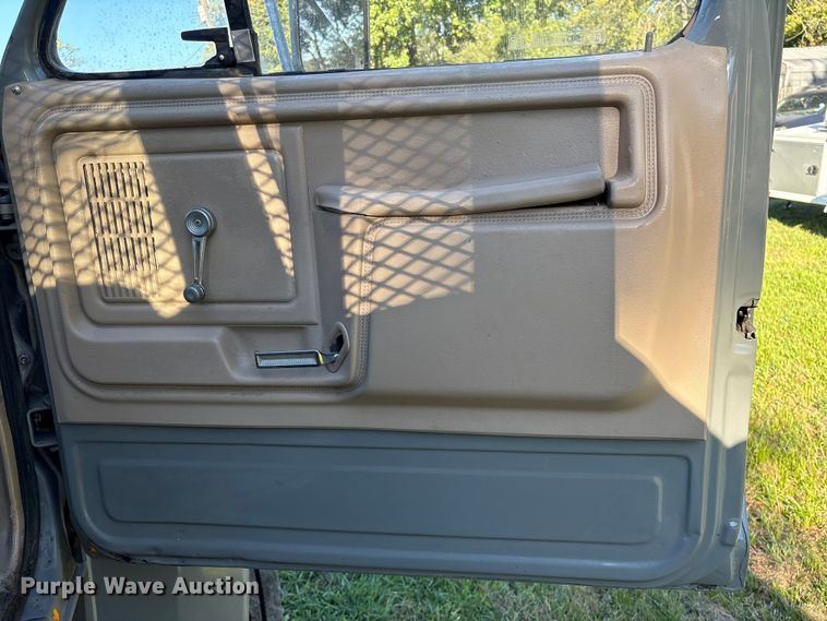 image for item EA6995 1985 Ford F700 dump flatbed truck