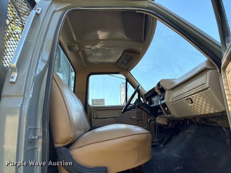 image for item EA6995 1985 Ford F700 dump flatbed truck