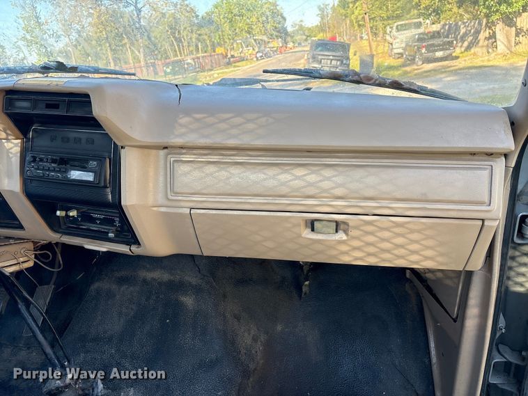 image for item EA6995 1985 Ford F700 dump flatbed truck