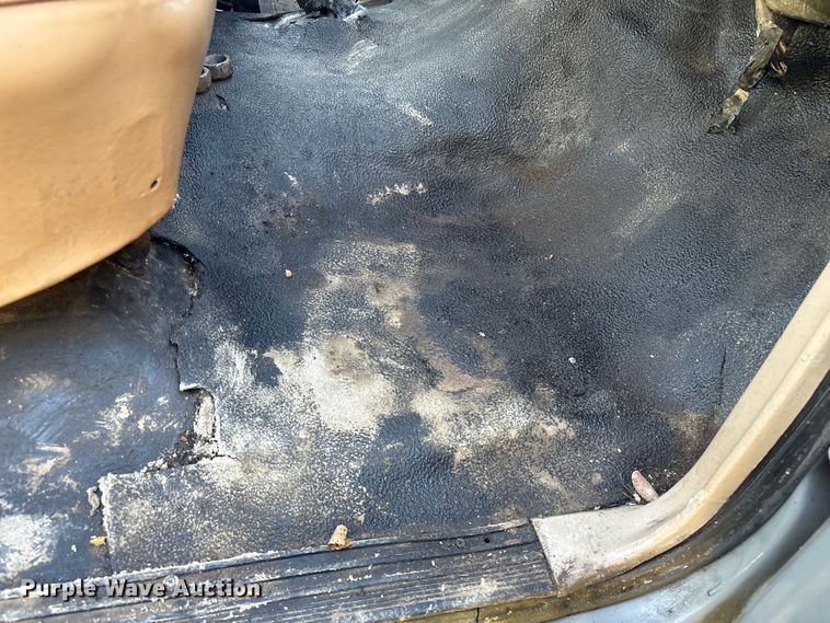 image for item EA6995 1985 Ford F700 dump flatbed truck