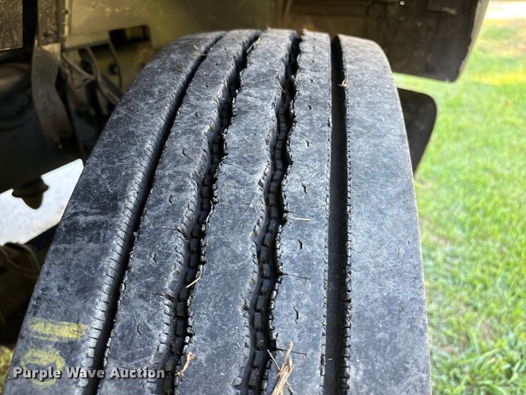 image for item EA6995 1985 Ford F700 dump flatbed truck