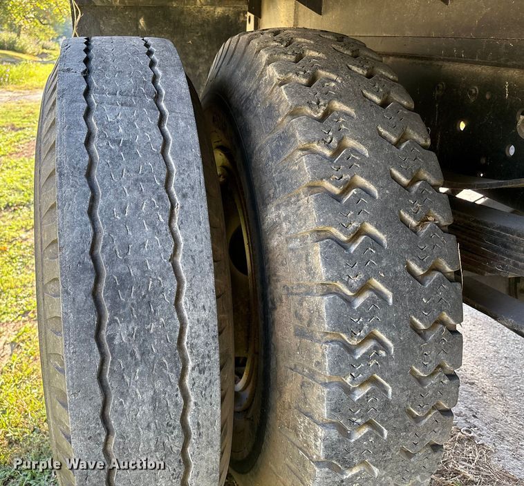 image for item EA6995 1985 Ford F700 dump flatbed truck