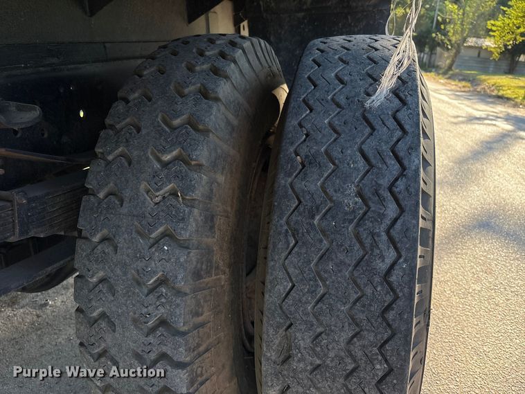 image for item EA6995 1985 Ford F700 dump flatbed truck