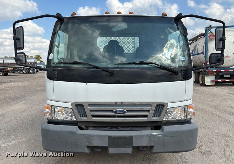 image for item EA6996 2007 Ford LCF flatbed truck