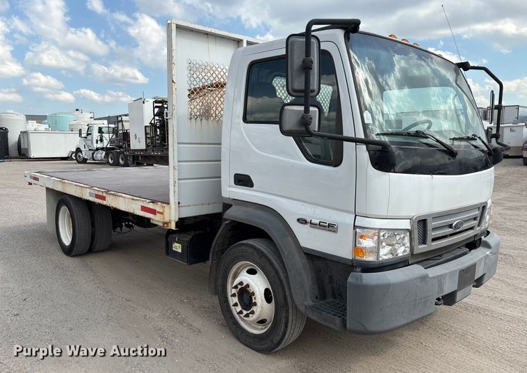 image for item EA6996 2007 Ford LCF flatbed truck