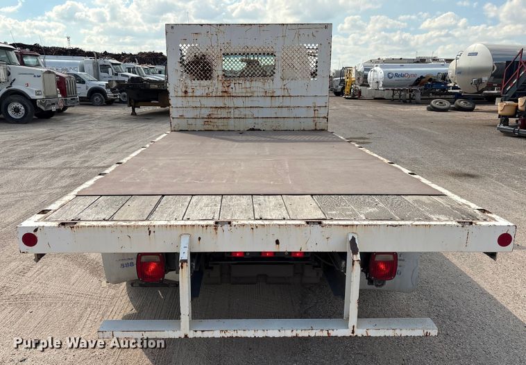 image for item EA6996 2007 Ford LCF flatbed truck