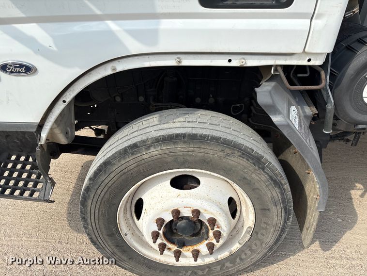 image for item EA6996 2007 Ford LCF flatbed truck