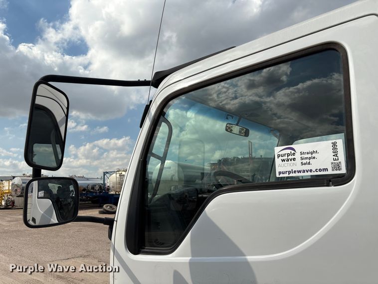 image for item EA6996 2007 Ford LCF flatbed truck