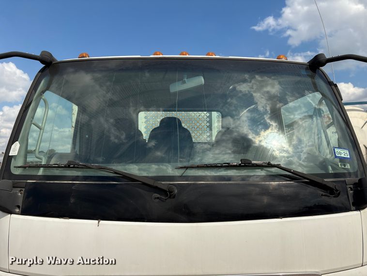 image for item EA6996 2007 Ford LCF flatbed truck