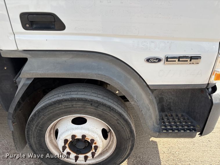 image for item EA6996 2007 Ford LCF flatbed truck