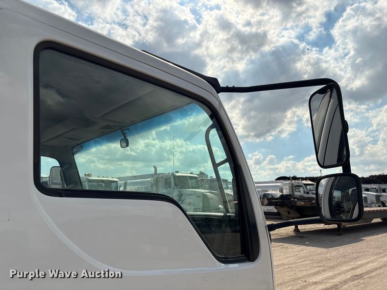 image for item EA6996 2007 Ford LCF flatbed truck