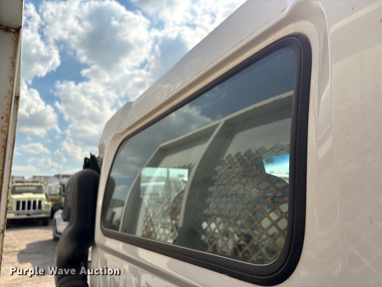 image for item EA6996 2007 Ford LCF flatbed truck