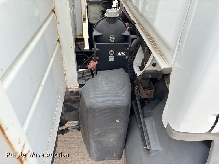 image for item EA6996 2007 Ford LCF flatbed truck