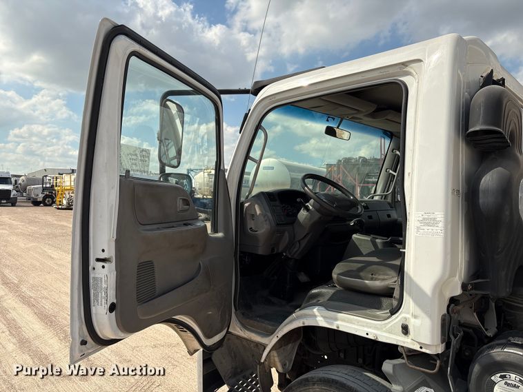 image for item EA6996 2007 Ford LCF flatbed truck