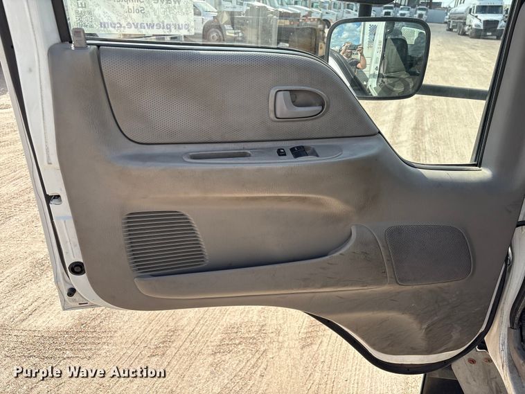 image for item EA6996 2007 Ford LCF flatbed truck