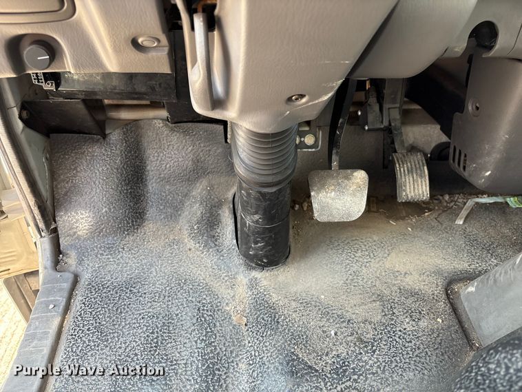 image for item EA6996 2007 Ford LCF flatbed truck