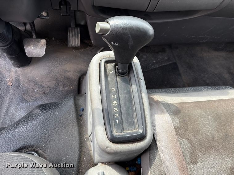 image for item EA6996 2007 Ford LCF flatbed truck