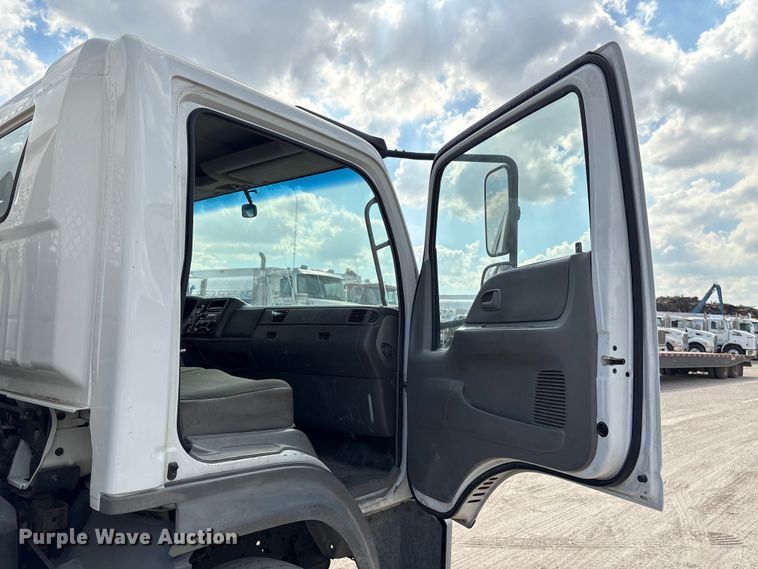 image for item EA6996 2007 Ford LCF flatbed truck