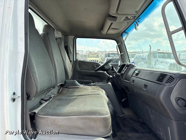 image for item EA6996 2007 Ford LCF flatbed truck