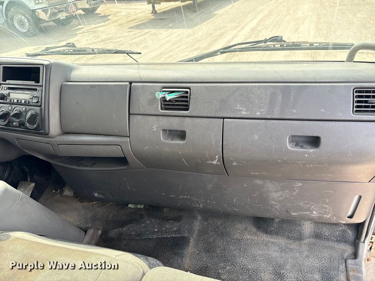 image for item EA6996 2007 Ford LCF flatbed truck