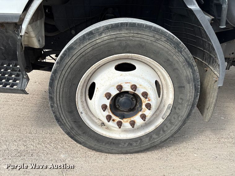 image for item EA6996 2007 Ford LCF flatbed truck