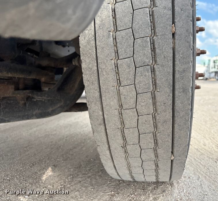 image for item EA6996 2007 Ford LCF flatbed truck