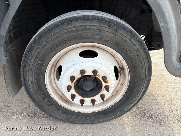 image for item EA6996 2007 Ford LCF flatbed truck