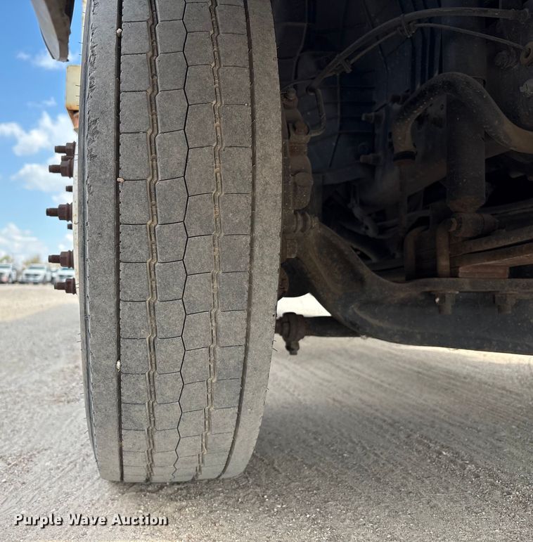 image for item EA6996 2007 Ford LCF flatbed truck