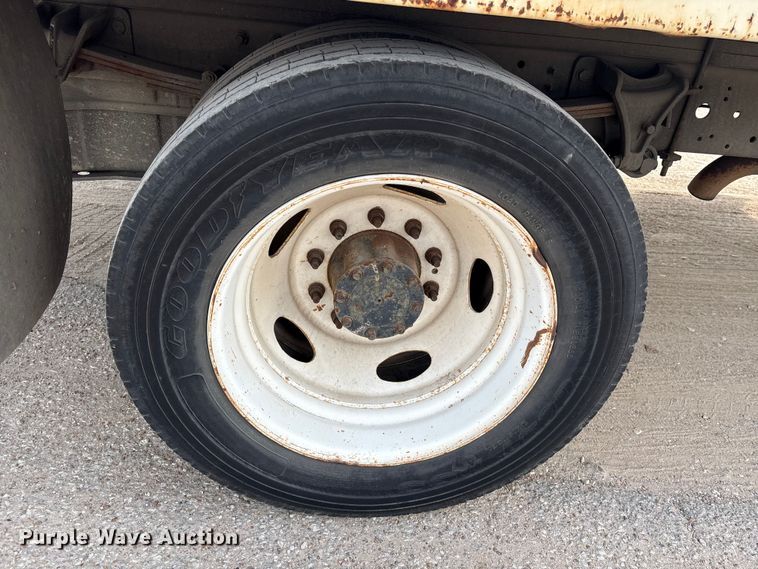 image for item EA6996 2007 Ford LCF flatbed truck