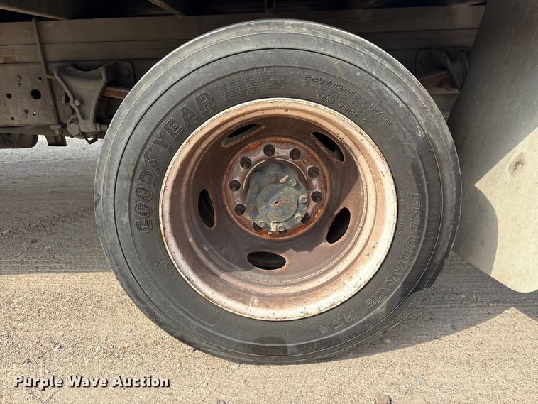 image for item EA6996 2007 Ford LCF flatbed truck