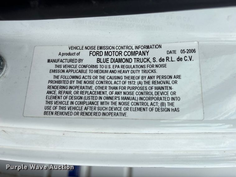 image for item EA6996 2007 Ford LCF flatbed truck