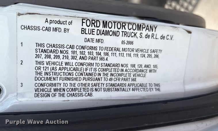 image for item EA6996 2007 Ford LCF flatbed truck