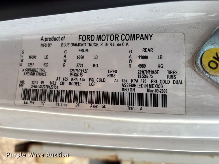 image for item EA6996 2007 Ford LCF flatbed truck