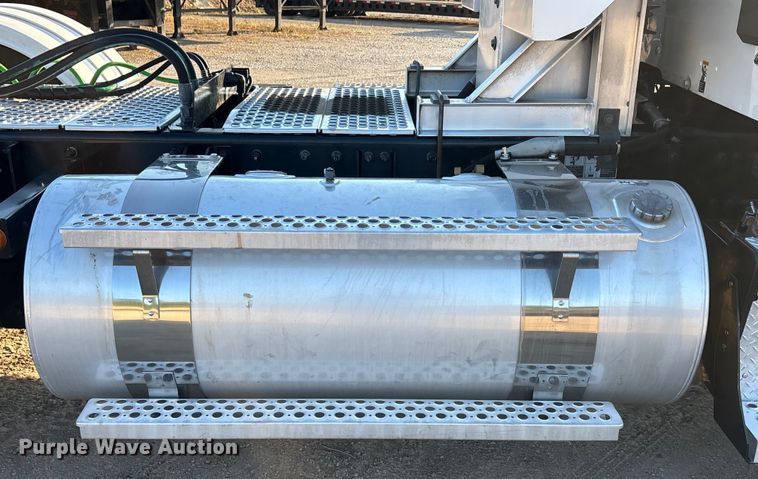 image for item EA7552 2020 Kenworth T880 semi truck