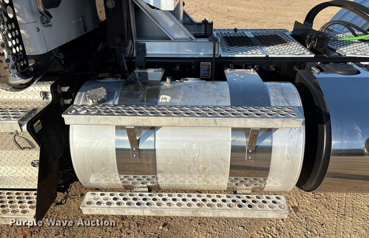 image for item EA7552 2020 Kenworth T880 semi truck