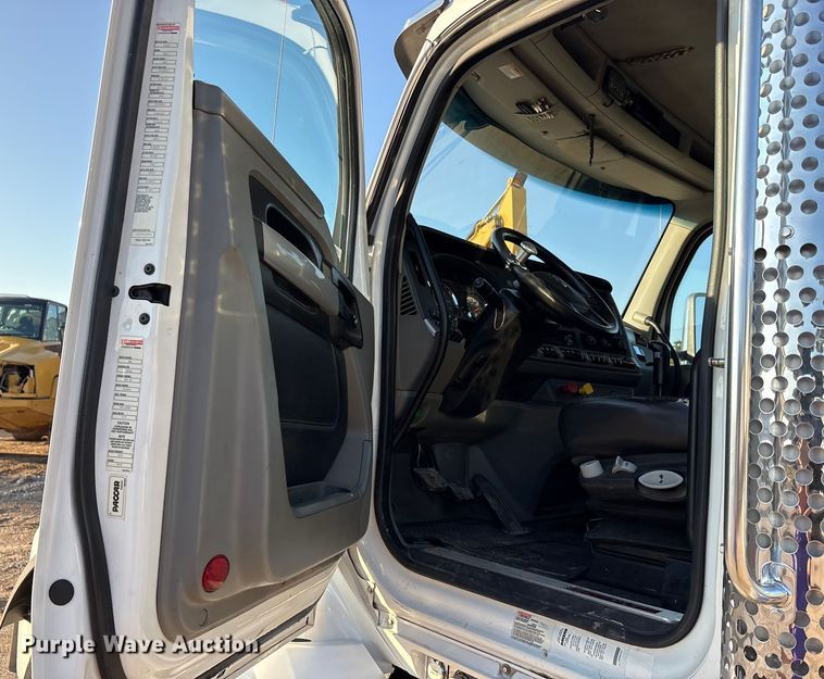 image for item EA7552 2020 Kenworth T880 semi truck