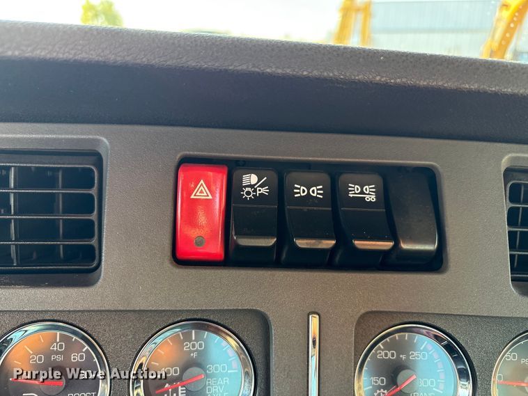 image for item EA7552 2020 Kenworth T880 semi truck