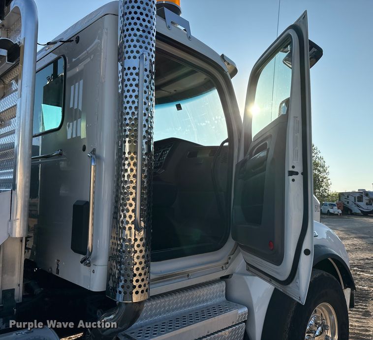 image for item EA7552 2020 Kenworth T880 semi truck