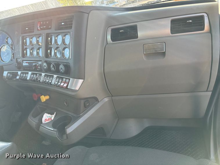 image for item EA7552 2020 Kenworth T880 semi truck