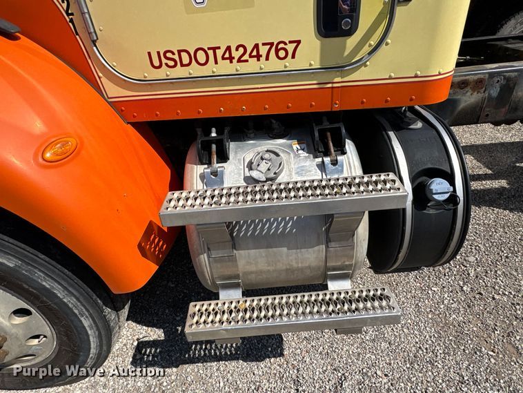 image for item EA7575 2014 Peterbilt 337 truck cab and chassis